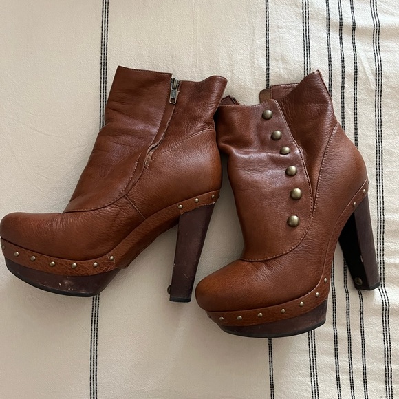 Ugg heeled boots, size 7, used in good condition - Picture 2 of 6